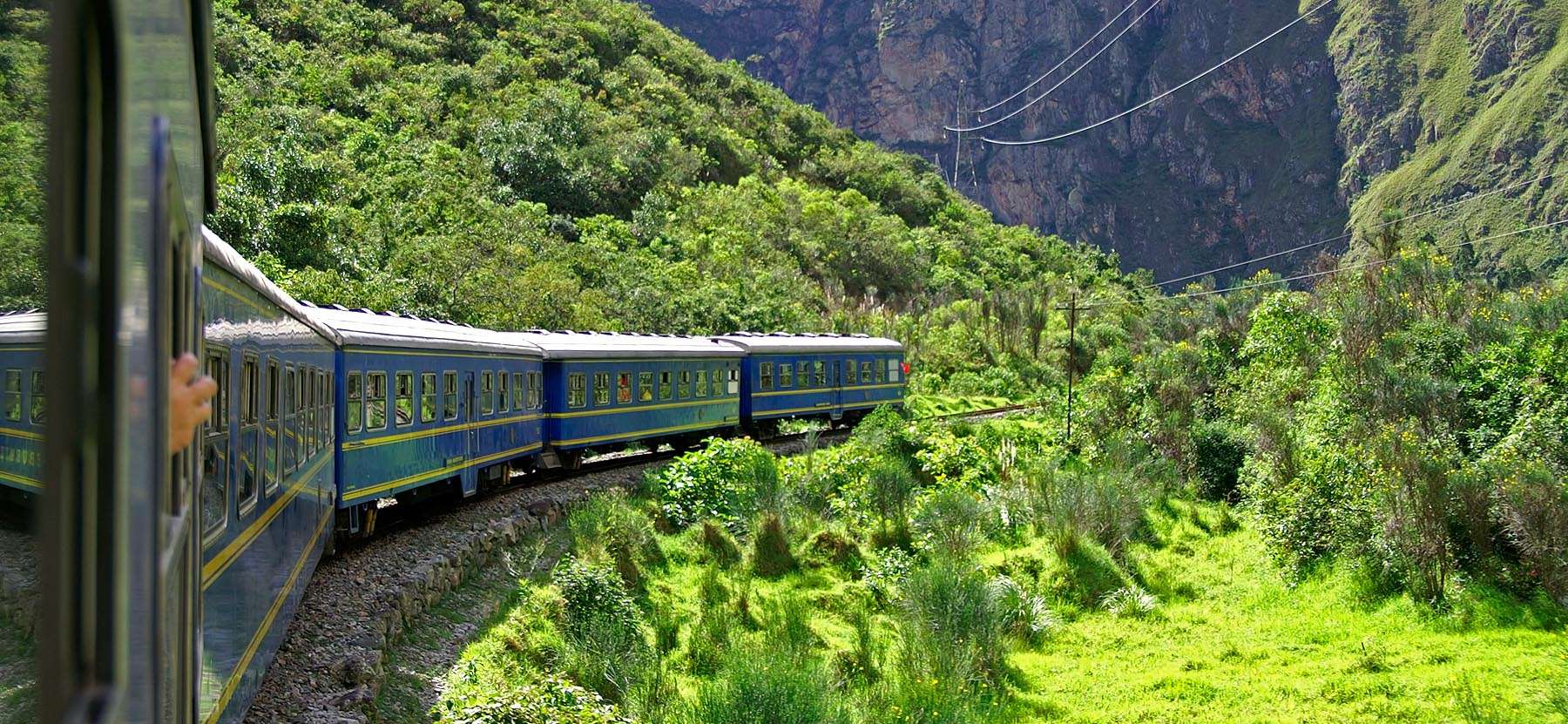 ¿Cuál es la razón de viajar en tren hacia Machu Picchu? ¿Existe otras rutas?